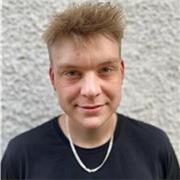angehender Grundschullehrer unterrichtet in Klassen 1-6